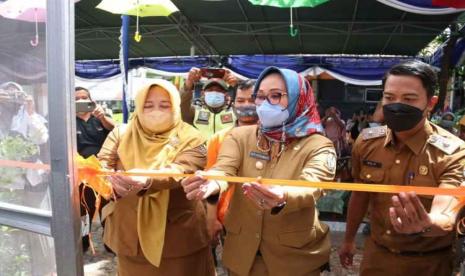 Inovasi penanganan sampah rumah tangga terus dilakukan di Kota Cirebon. Salah satunya dengan memfungsikan Balai Pertemuan Kampung (Baperkam) sebagai tempat konsep penghimpunan sampah yang dapat didaur ulang.