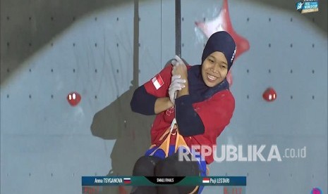 Inpicture Prestasi luar biasa ditunjukkan atlet-atlet tim nasional panjat tebing Indonesia di China. Indonesia mampu menyabet tiga medali sekaligus: medali emas, perak, dan perunggu dalam nomor speed IFSC World Cup Chongqing, China, Ahad (6/5). Puji Lestari tersenyum lebar setelah di final sukses mengalahkan atlet asal Russia. Puji berhak meraih medali perunggu dalam kejuaraan dunia panjat tebing di Chongqing, China 