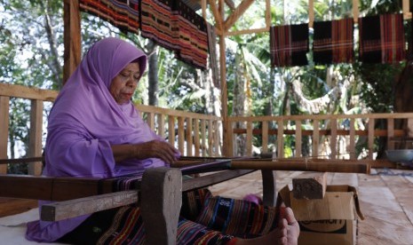 Insan Bumi Mandiri (IBM), menggulirkan Program Tenun.In (Tenun Indonesia) di Kelurahan  Moru, Kecamatan Alor Barat Daya, Kabupaten Alor, Nusa Tenggara Timur.