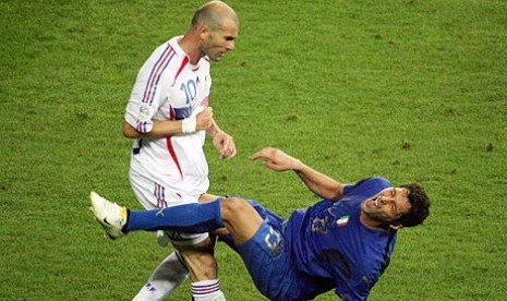 Insiden tandukan Zinedine Zidane kepada Marco Materazzi pada final Piala Dunia 2006.