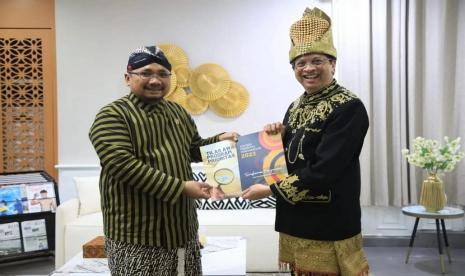 Inspektur Jenderal Kementerian Agama, Faisal, menyerahkan Laporan Pengawasan 2022 dan Agenda Prioritas Pengawasan 2023 kepada Menteri Agama Yaqut Cholil Qoumas di Kantor Kemenag Lapangan Banteng, Selasa (3/1/2023). .