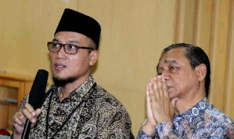 Inspektur Jenderal Kementerian Agama Muhammad Yasin (kiri) bersama Wakil Ketua Komisi Pemberantasan Korupsi (KPK) Busyro Muqoddas saat memberikan keterangan pers terkait gratifikasi penghulu di Gedung KPK, Jakarta.