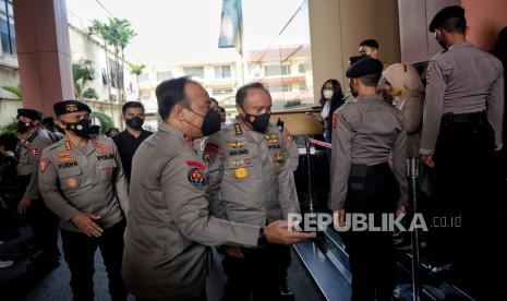 Inspektur Pengawasan Umum (Irwasum) Polri, Komjen Agung Budi Maryoto (kanan) didampingi Kadiv Humas Mabes Polri Irjen Dedi Prasetyo (tengah) saat menghadri sidang Komisi Kode Etik Polri (KKEP) terhadap mantan Kadiv Propam Polri, Irjen Ferdy Sambo di gedung TNCC Mabes Polri, Jakarta, Kamis (25/8/2022). Sidang tersebut digelar secara tertutup, Dalam sidang kode etik terhadap Ferdy Sambo tersebut akan menghadirkan sejumlah saksi diantaranya mantan Karopanimal, Brigjen Hendra Kurniawan, mantan Karopaminal, Eks Karoprovos, Brigjen Benny Ali, Mantan Kapolres Jakarta Selatan, Kombes Budhi Herdi, Mantan Kaden A Biro Paminal, Kombes Agus Nurpatria, dan eks Kabag Gakkum Roprovost Divpropam Polri, Kombes Susanto. 