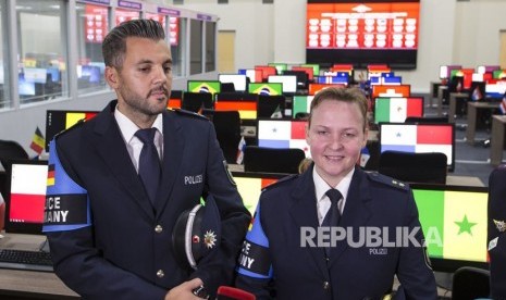 Inspektur Polisi Heike Schultz dari polisi Jerman (kanan) dan rekannya berbicara kepada media di Pusat Kerjasama Polisi Internasional di Moskow, Rusia, Selasa,  (12/6).