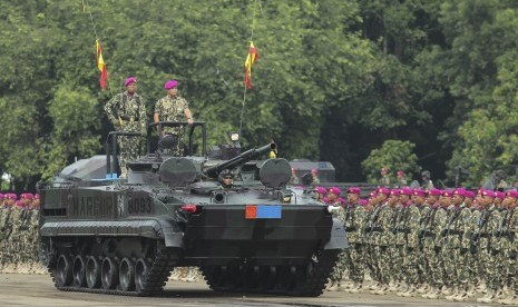 Inspektur Upacara Kepala Staf TNI AL (KASAL) Laksamana TNI Ade Supandi (kanan) memeriksa pasukan upacara pada upacara militer dalam rangka HUT ke-72 Korps Marinir di Bhumi Marinir Cilandak, Jakarta, Rabu (15/11). 