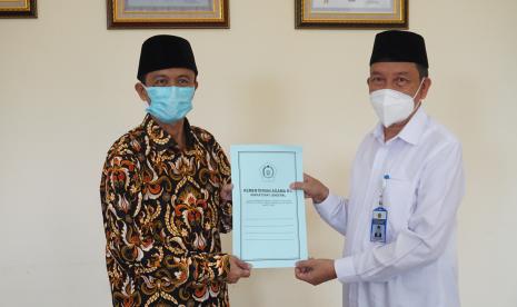 Inspektur Wilayah I Itjen Kemenag RI, Maman Saepuloh (kanan) menyerahkan hasil evaluasi KIP Kuliah kepada Ketua STEI SEBI Kota Depok, Sigit Pramono PhD  CA  CPA di kampus STEI SEBI Depok,  Senin (7/3). 