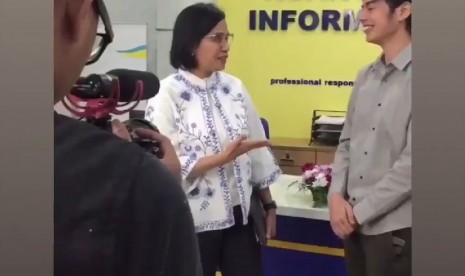 Instagram story Surya Sahatapy menunjukkan interaksinya rengan Menkeu Sri Mulyani