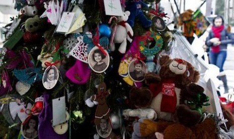 Instalasi dengan foto anak-anak dan staf Sekolah Dasar Sandy Hook yang menjadi korban penembakan oleh Adam Lanza