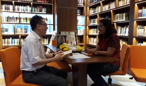 Institut Humor Indonesia Kini (IHIK3) mendirikan pusat studi humor pertama di Indonesia yaitu The Library of Humor Studies. 