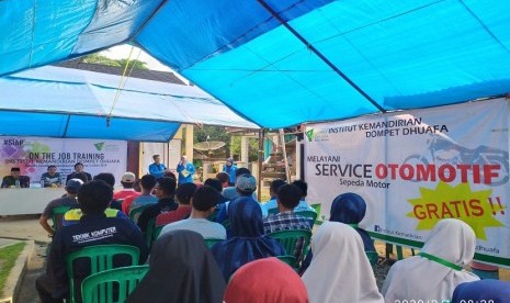 Institut Kemandirian Dompet Dhuafa menggelar kegiatan On the Job Training sebagai unjuk kemampuan keterampilan peserta pelatihan Vokasional. Kegiatan kali ini dilaksanakan di halaman kantor desa Kertajaya Kecamatan Sumur Kabupaten Pandeglang pada Sabtu dan Ahad (1 hingga 2 Februari 2020).