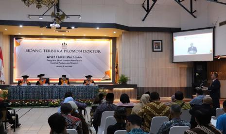 Institut Pariwisata Trisakti baru saja melahirkan lulusan doktor pertama, yakni Arief Faizal Rachman. Dalam sidang terbuka promosi doktornya, Arief mempertahankan disertasi yang membahas tentang destinasi wisata berbasis kopi kultur di Provinsi Jawa Barat.