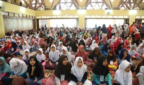 Institut Pertanian Bogor (IPB) kembali memberikan santunan kepada 1500 anak yatim dan dhuafa usia 6-15 tahun dari 17 Desa/Kelurahan Lingkar Kampus. Kegiatan yang rutin dilakukan setiap bulan suci Ramadhan ini dilaksanakan di Masjid Al Hurriyyah Kampus IPB Dramaga Bogor,  Selasa (5/6).