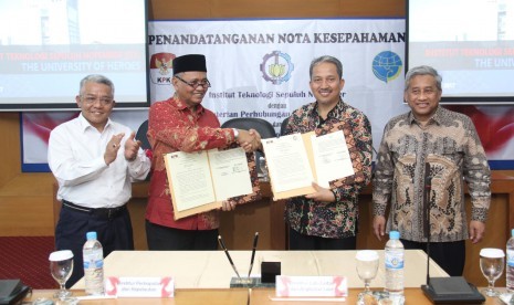 Institut Teknologi Sepuluh Nopember (ITS) kerja sama oleh Kementerian Perhubungan dan Komisi Pemberantasan Korupsi terkait dukungan terhadap program tol laut. Kerja sama ditandai dengan penandatanganan Memorandum of Understanding (MoU) di Rektorat ITS, Jumat (10/11).