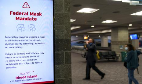 Instruksi tentang mandat masker masih ditampilkan di layar saat Rhode Island TF Green International Airport, Amerika Serikat, 19 April 2022. Keputusan seorang hakim federal untuk mencabut mandat masker nasional disambut dengan sorakan di beberapa pesawat tetapi juga kekhawatiran tentang apakah sudah waktunya untuk mengakhiri salah satu sisa pandemi COVID-19 yang paling terlihat.