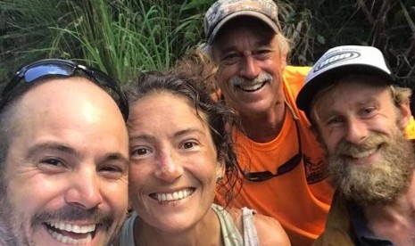 Instruktur yoga Amanda Eller (kedua dari kiri) selamat setelah hilang di hutan Hawaii selama dua pekan.