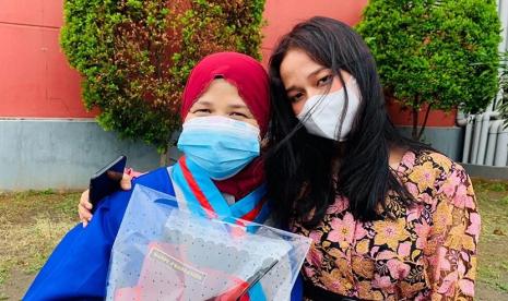 Intan Khairani (17) didapati hadir pada wisuda pascasarjana ke-19 UNM, tapi bukan untuk diwisuda. Melainkan mendampingi ibundanya, Ade Irma Rizmayanti yang telah menyelesaikan kuliah magister S2 Ilmu Komputer UNM