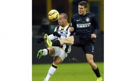 Inte Milan's Mateo Kovacic (R) fights for the ball with Udinese's Guilherme during their Italian Serie A soccer match at the San Siro stadium in Milan December 7, 2014. 