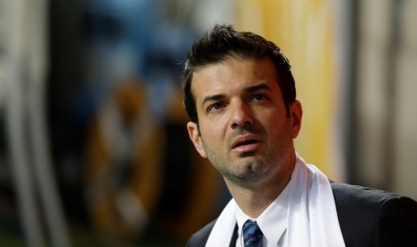 Inter Milan coach Andrea Stramaccioni follows the action during the Italian Cup, return leg semifinal match between Inter Milan and AS Roma, at the San Siro stadium in Milan, Italy, Wednesday, April 17, 2013.