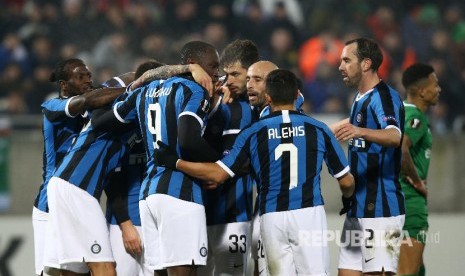 Para pemain Inter Milan merayakan gol pada laga babak 32 besar Liga Europa antara PFC Ludogorets Razgrad melawan Inter Milan di Razgrad, Bulgaria, Jumat (21/2) dini hari WIB. 