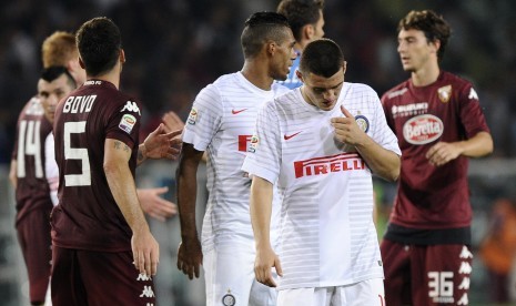 Inter Milan's Mateo Kovacic (2nd R) reacts at the end of their Italian Serie A soccer match against Torino at Olympic Stadium in Turin August 31, 2014