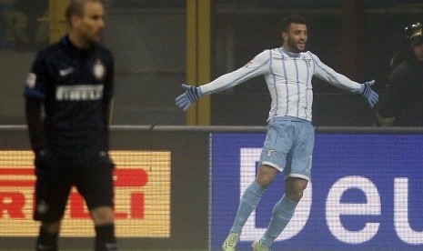 Inter Milan's Rodrigo Palacio (C, top) celebrates with his team mates Gary Medel and Mauro Icardi (R) after scoring a goal against Lazio during their Italian Serie A soccer match at the San Siro stadium in Milan December 21, 2014