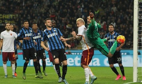 Inter Milan sukses rebut puncak klasemen sementara Serie A usai mengalahkan AS ROma 1-0, Ahad (1/11).