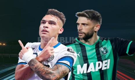 Striker Inter Milan Lautaro Martinez Vs gelandang Sassuolo Domenico Berardi (kanan).