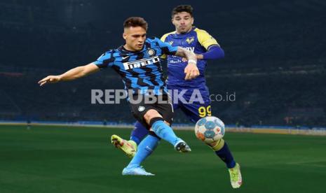 Striker Inter Milan Vs striker Verona Giovanni Simeone (kanan).