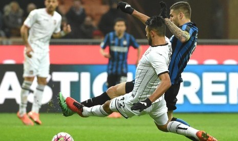  Inter's forward Mauro Emanuel Icardi (R) scores the 2-0 during the Italian Serie A soccer match between FC Inter and US Palermo at Giuseppe Meazza Stadium in Milan, Italy, 6 March 2016