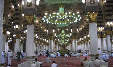 Interior dalam Masjid Nabawi dan para jamaah yang tengah beribadah.