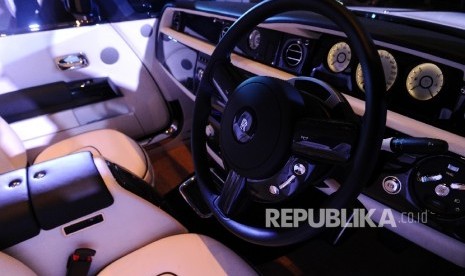  Interior Kemudi mobill Rolls Royce tipe Phantom VII / Ilustrasi