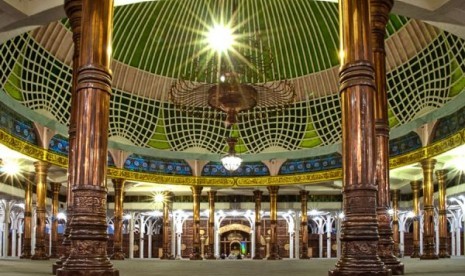 Interior Masjid Al-Falah, Jambi.