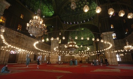 Interior Masjid Muhammad Ali Pasha di Kairo, Mesir.