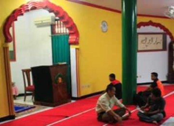 Interior dalam Masjid Lautze