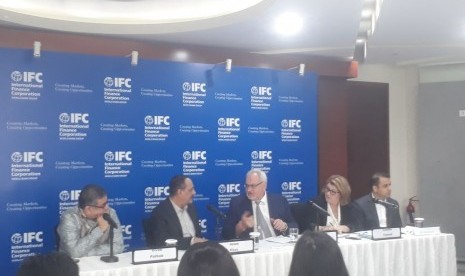 International Finance Corporation (IFC) umumkan siap berinvestasi di green bond yang diterbitkan oleh PT Bank OCBC NISP Tbk, di Jakarta, Rabu, (1/8).