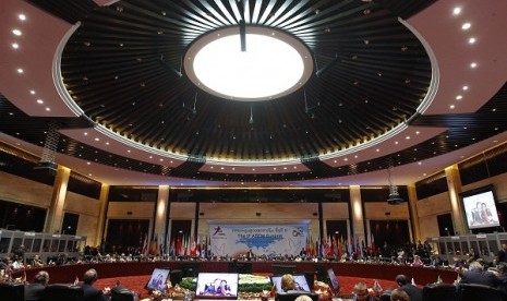 International leaders attend the plenary session of the ASEM Summit in Vientiane November 5, 2012. A high-profile group of leaders and foreign ministers from Asia and Europe arrived at the capital of Laos for the Asia-Europe Meeting (ASEM) summit, held onc