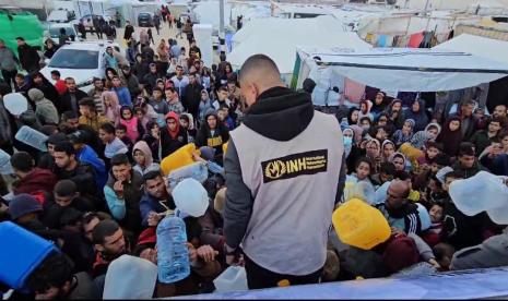 International Networking for Humanitarian (INH) mendistribusikan ribuan liter air bersih ke kamp pengungsian Al Mawasi, Khan Younis, Gaza Selatan, beberapa waktu lalu.