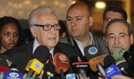 International peace envoy for Syria Lakhdar Brahimi speaks to the media after meeting Syrian President Bashar al-Assad in Damascus December 24, 2012.   