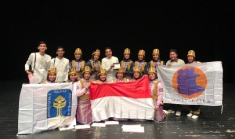 International Program Dance Club Universitas Islam Indonesia (IPDC-UII) saat tampil dalam International Folk Festival 2019 di Municipal Theatre, Catalonia, Spanyol, Senin (4/2).