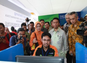 Internet Kecamatan: Noor SDK Devi, Dirut Lintasarta (kiri berkerudung) dan Tifatul Sembiring, Menkominfo (kanan) Menyaksikan Simulasi Internet Kecamatan Lintasarta di Pekanbaru