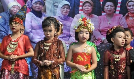 Invasi budaya membuat orang tua harus membekali anaknya dengan kecintaan budaya Indonesia.