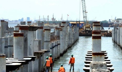 Investor Kalibaru Mundur. Pekerja mengerjakan pembangunan terminal petikemas Kalibaru Tanjung Priok, Jakarta, Senin (7/4).