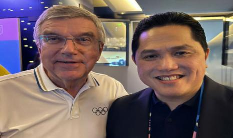 IOC Member Erick Thohir (kanan) bersama Presiden IOC Thomas Bach di Paris,