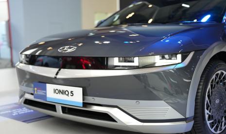 IONIQ 5 Hyundai pada Pameran Otomotif GIIAS 2024 di booth PT Hyundai Motors Indonesia (HMID) di Hall 10-10B, ICE, BSD City, Tangerang,