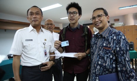 IPB membuka layanan Warung e-KTP.