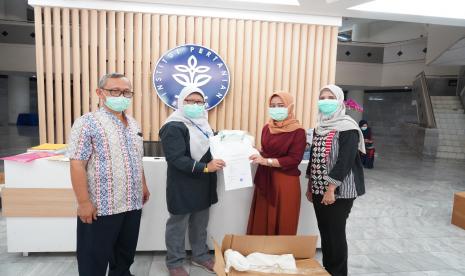 IPB University kembali menyerahkan bantuan alat kesehatan untuk RS, dinas kesehatan, dan Puskesmas di Kota dan Kabupaten Bogor.