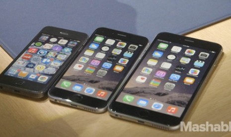 iPhone 5, iPhone 6, dan iPhone 6 Plus dijejerkan secara berurutan.