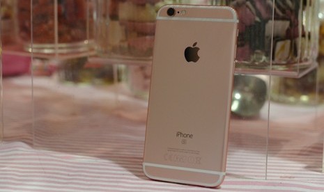 IPhone 6s berwarna pink.