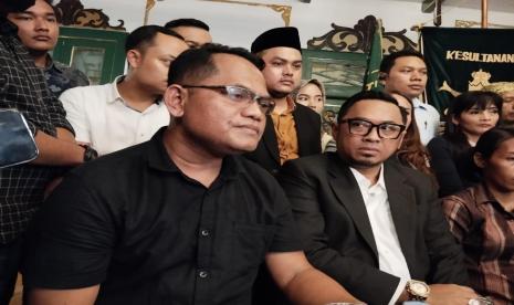 Iptu Rudiana, ayah kandung dari Muhammad Rizky atau Eky, tiba-tiba muncul saat Hotman Paris hendak melakukan konferensi pers di Keraton Kacirebonan, Selasa (30/7/2024) sore. 