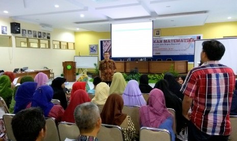  Ir. R. Ridwan Hasan Saputra. MSi memberikan materi pada Seminar Pendidikan Matematika bertajuk Mengenal Pola Pikir Naturalis dan Supra Rasional di Gedung Rektorat Universitas Siliwangi, Selasa (7/3) Foto: Rachmat Santosa Basarah/Republika 